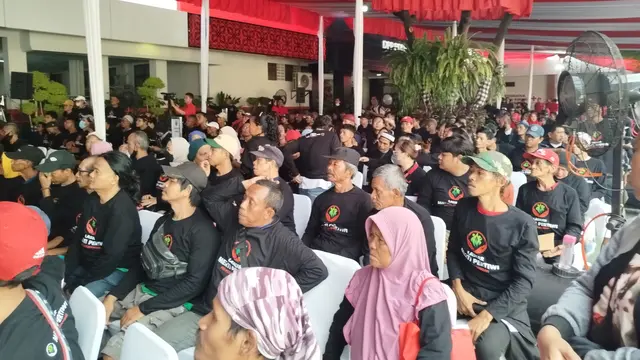 PDIP Dengarkan Curhat Pemulung, Tak Pernah dapat Bansos dan KIP